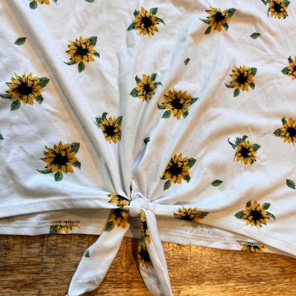 Belle Du Jour Front Knot Sunflower Short Sleeve Top Size Large - Picture 2 of 3
